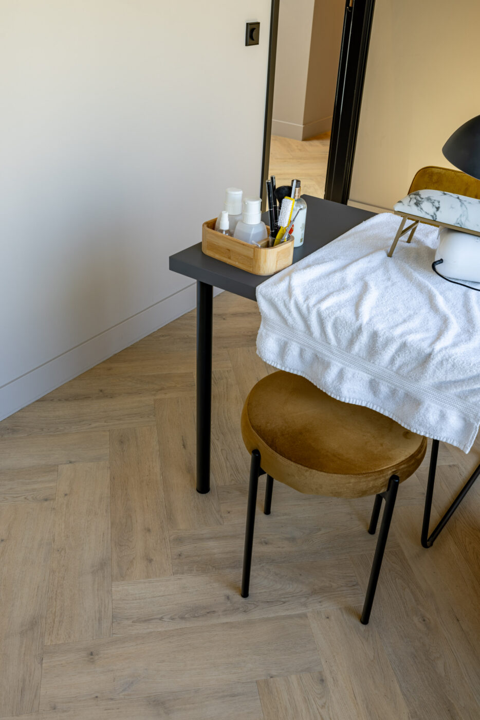 PVC Vloer Visgraat – UrbanPVC Isoka 102 – Schoonheidssalon Bergen 13