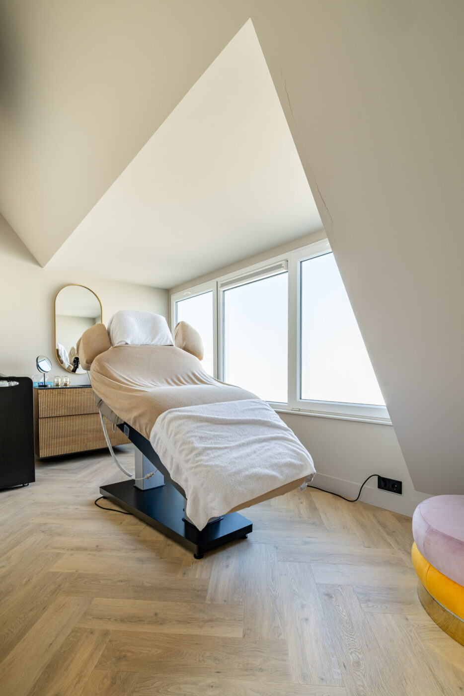 PVC Vloer Visgraat – UrbanPVC Isoka 102 – Schoonheidssalon Bergen 5