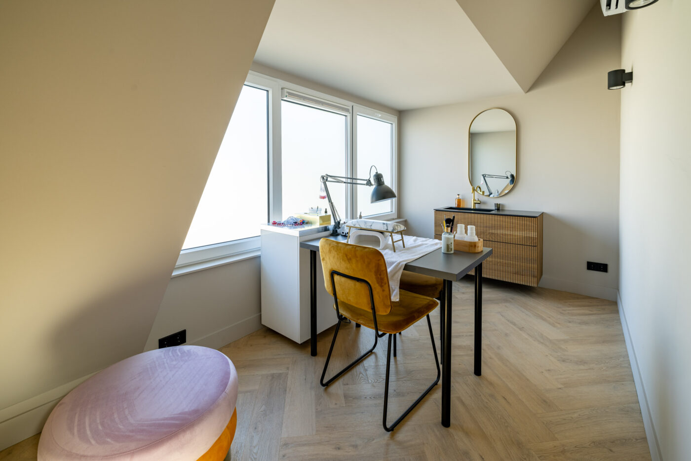 PVC Vloer Visgraat – UrbanPVC Isoka 102 – Schoonheidssalon Bergen 9